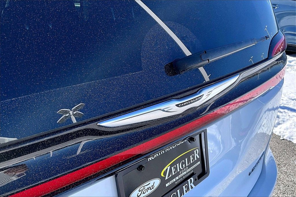 Used 2023 Chrysler Pacifica Limited image 32