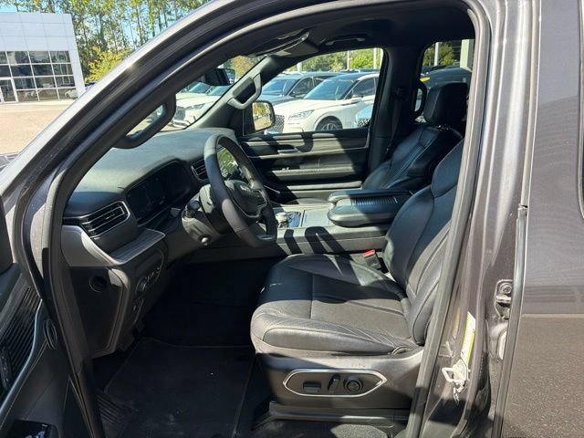 Used 2024 Jeep Wagoneer L Series III w/ Flexible Seating Group AWD/4WD image 15