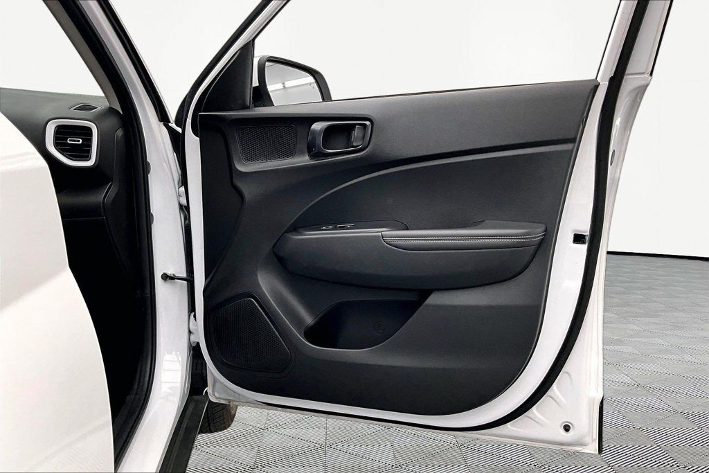 Used 2024 Hyundai Venue Limited FWD image 24