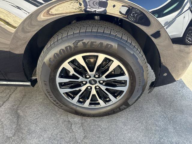 Certified 2025 Ford Expedition Platinum AWD/4WD image 5