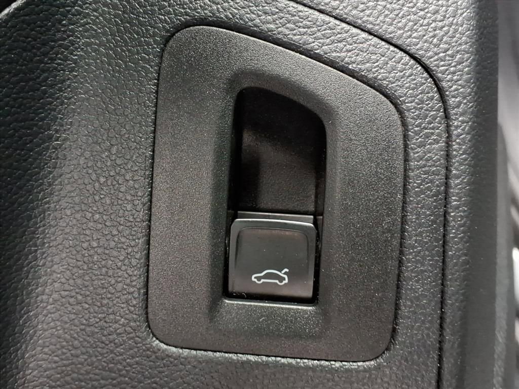 Used 2020 Volkswagen Atlas Cross Sport SE w/ Towing Package image 17