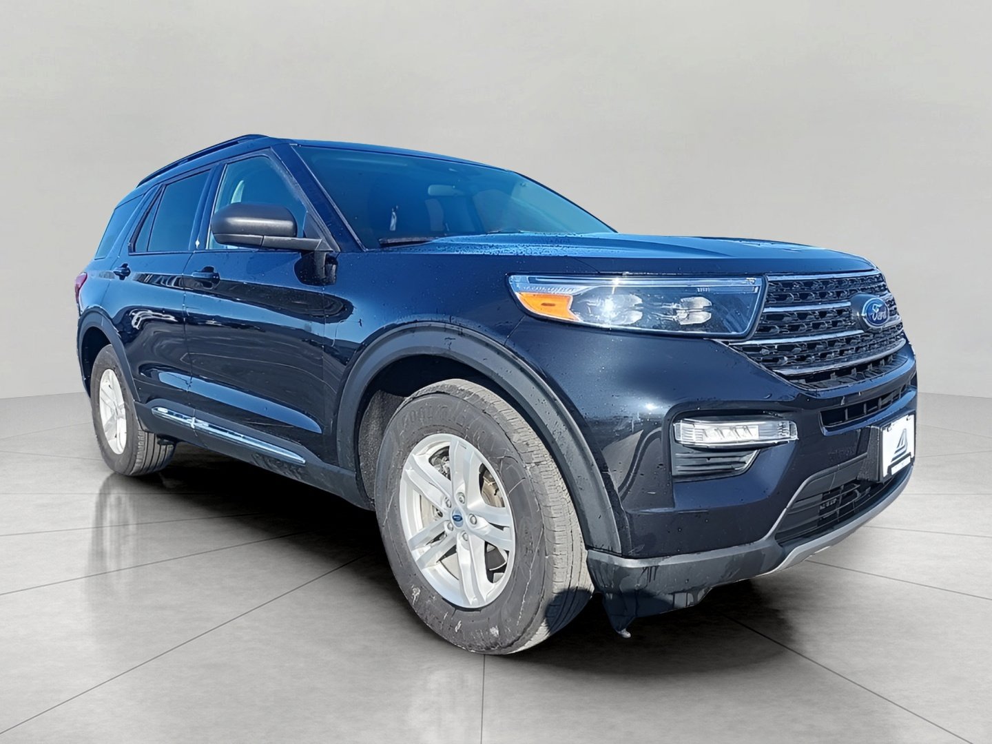Certified 2023 Ford Explorer XLT w/ Equipment Group 202A AWD/4WD image 1
