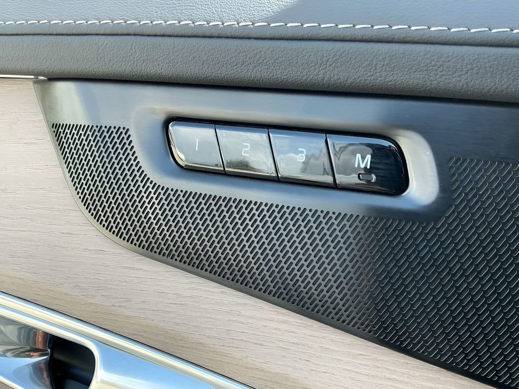 Used 2025 Volvo XC90 B6 Plus image 29