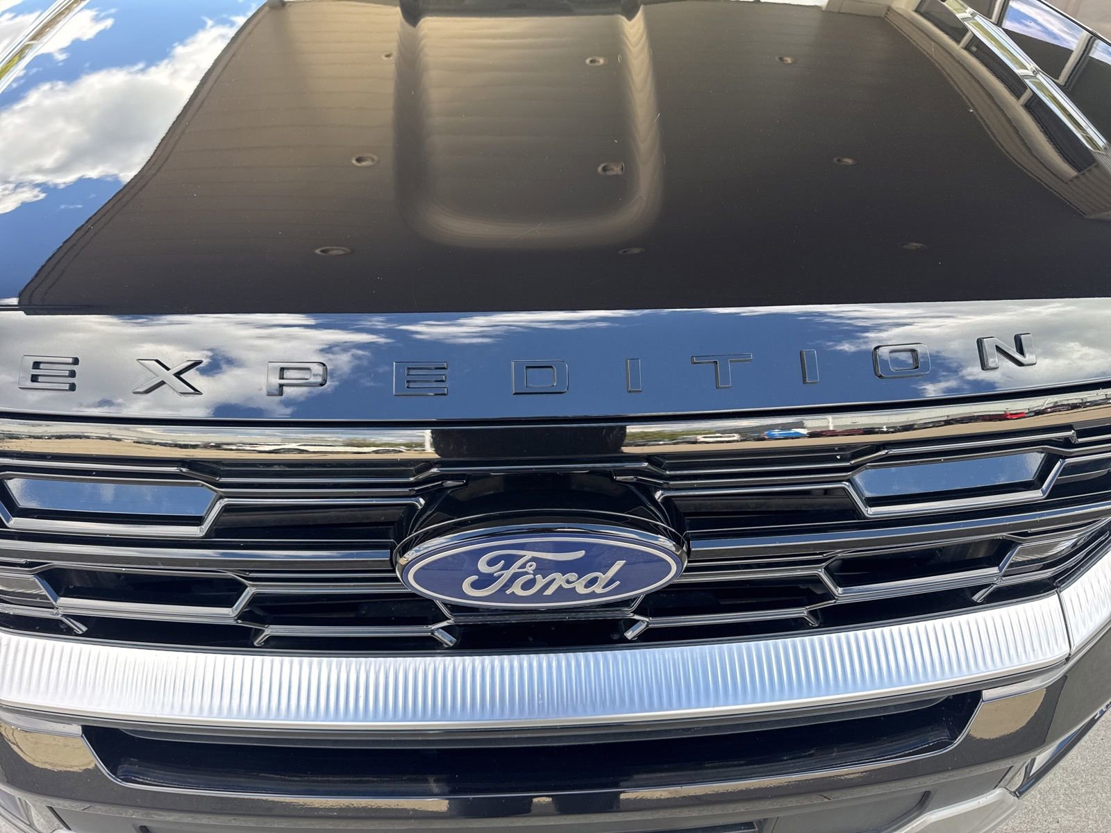 Certified 2025 Ford Expedition Max Platinum w/ Driver's Package AWD/4WD image 14