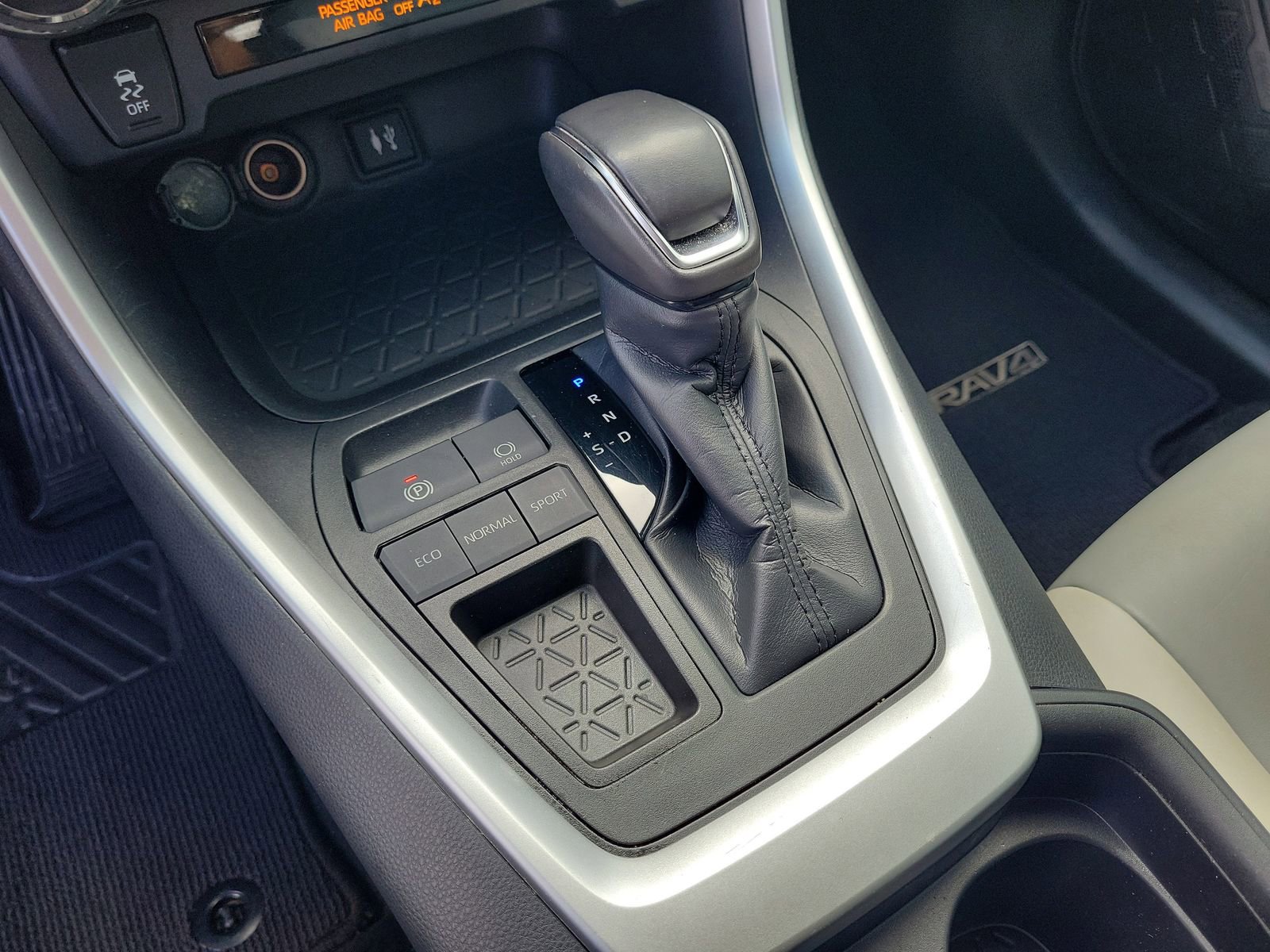 Used 2019 Toyota RAV4 XLE Premium FWD image 28