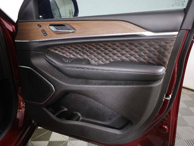Used 2025 Jeep Grand Cherokee Summit AWD/4WD image 38