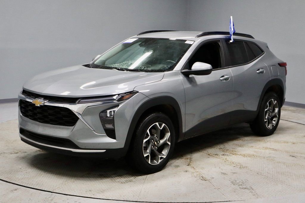 Used 2025 Chevrolet Trax LT w/ Driver Confidence Package image 8