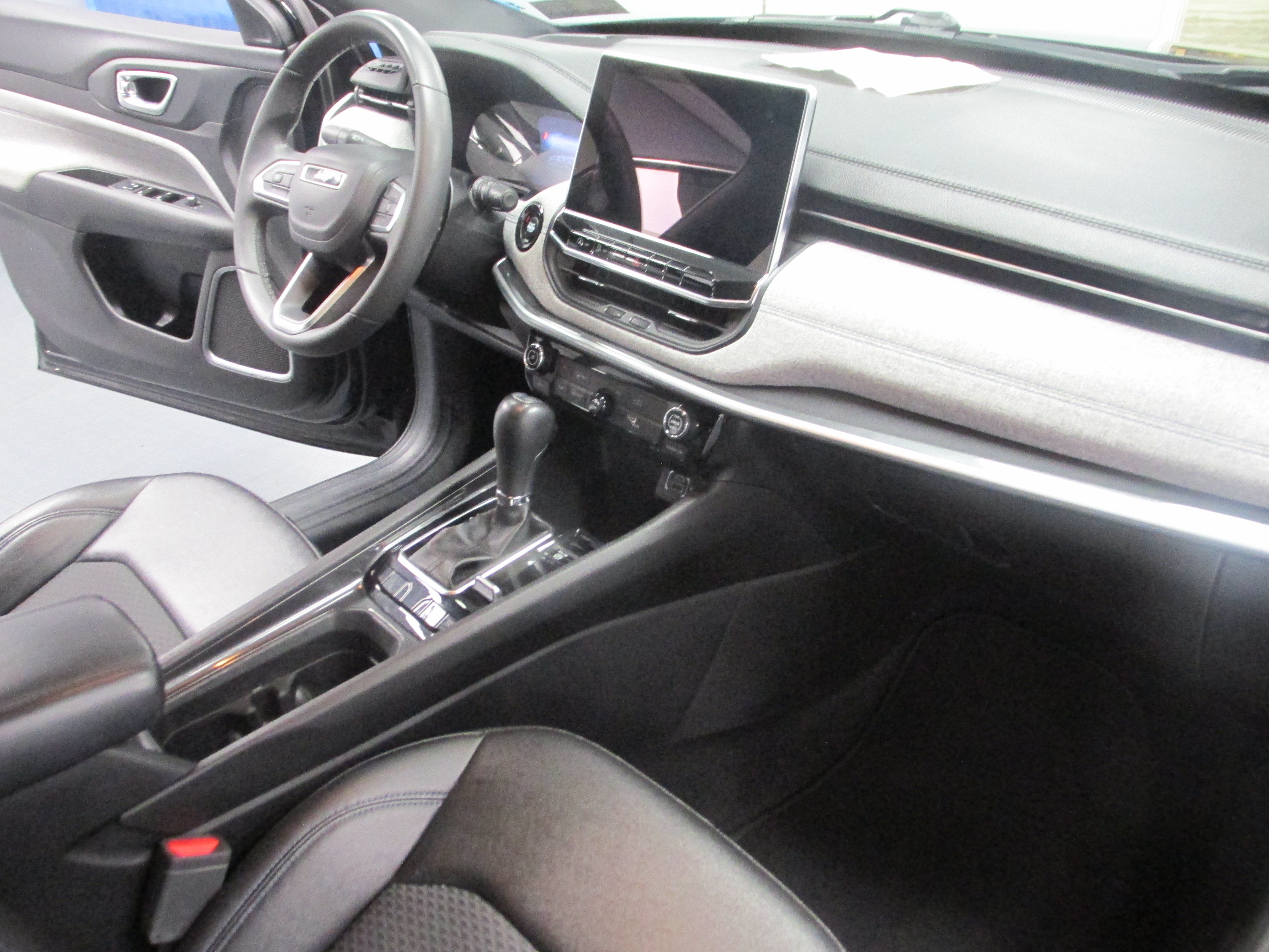 Used 2024 Jeep Compass Latitude AWD/4WD image 23
