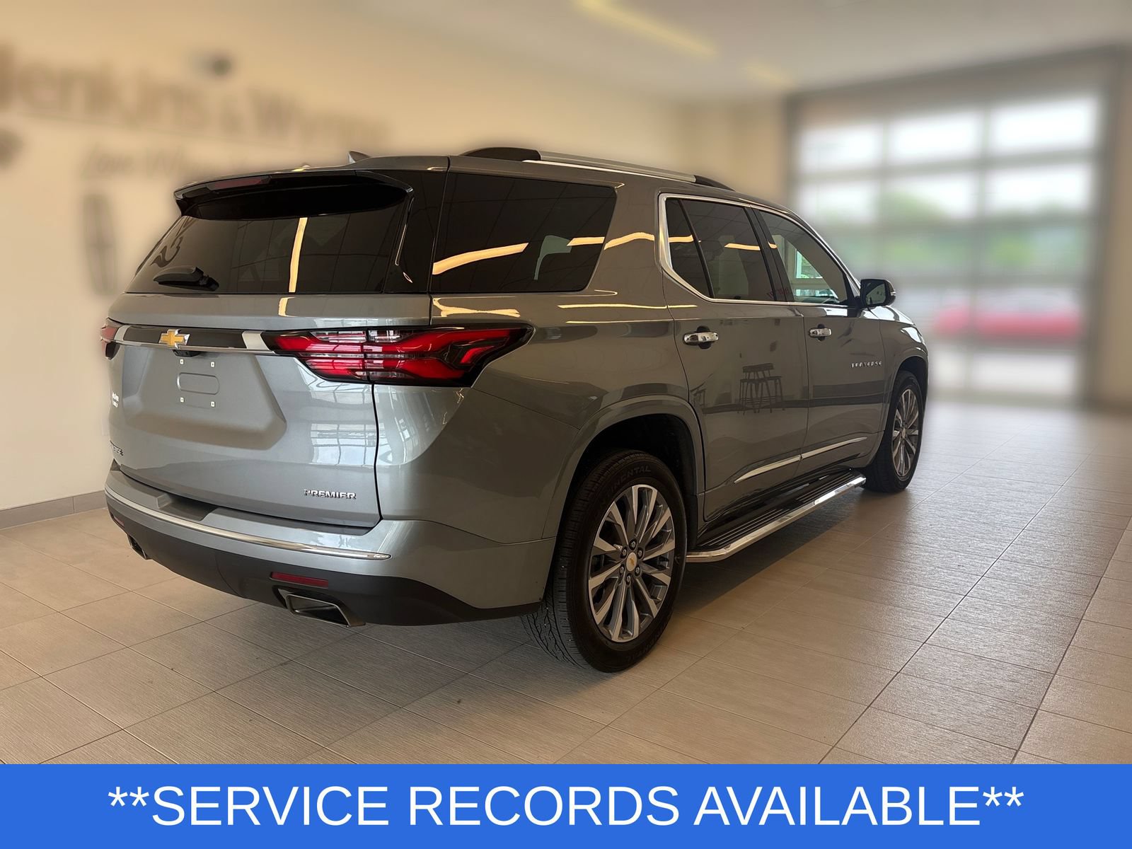 Used 2023 Chevrolet Traverse Premier FWD image 3