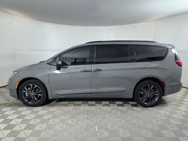 Used 2023 Chrysler Pacifica Touring-L w/ Road Tripper Package AWD/4WD image 7