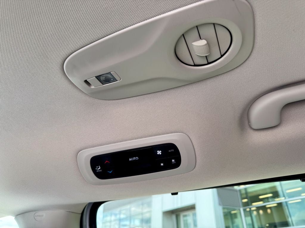 Used 2024 Chrysler Pacifica Touring-L FWD image 39