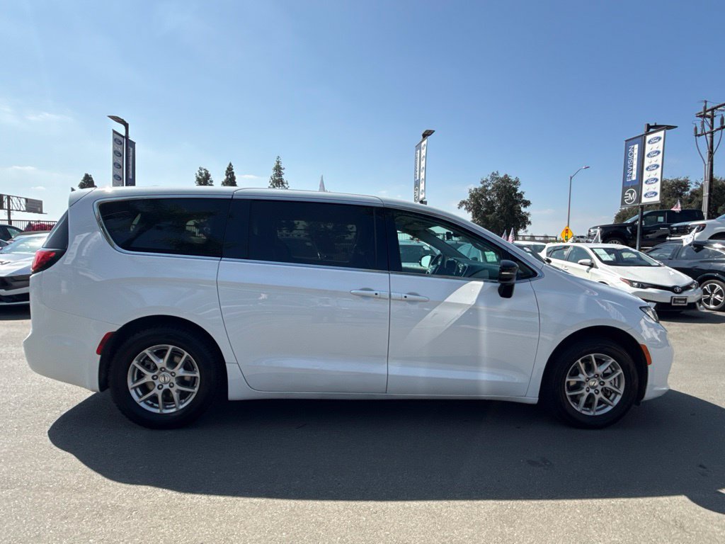 Used 2024 Chrysler Pacifica Touring-L FWD image 14