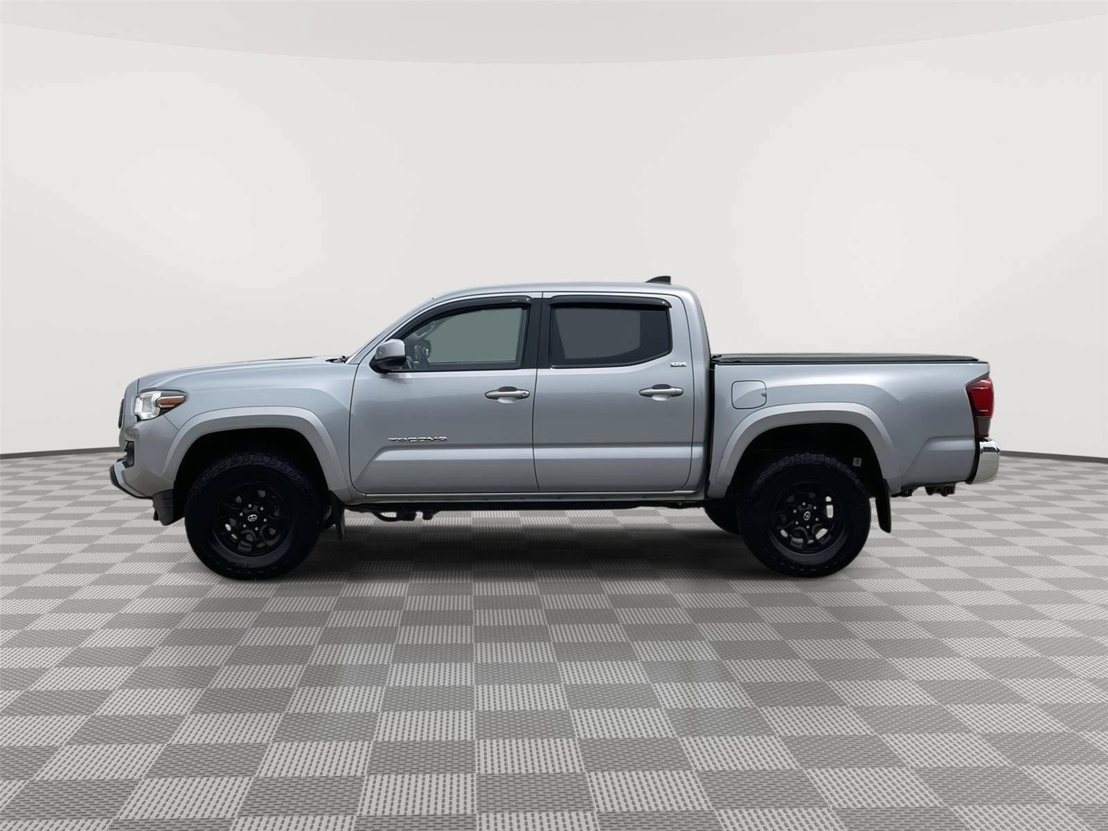 Used 2020 Toyota Tacoma SR5 AWD/4WD image 2