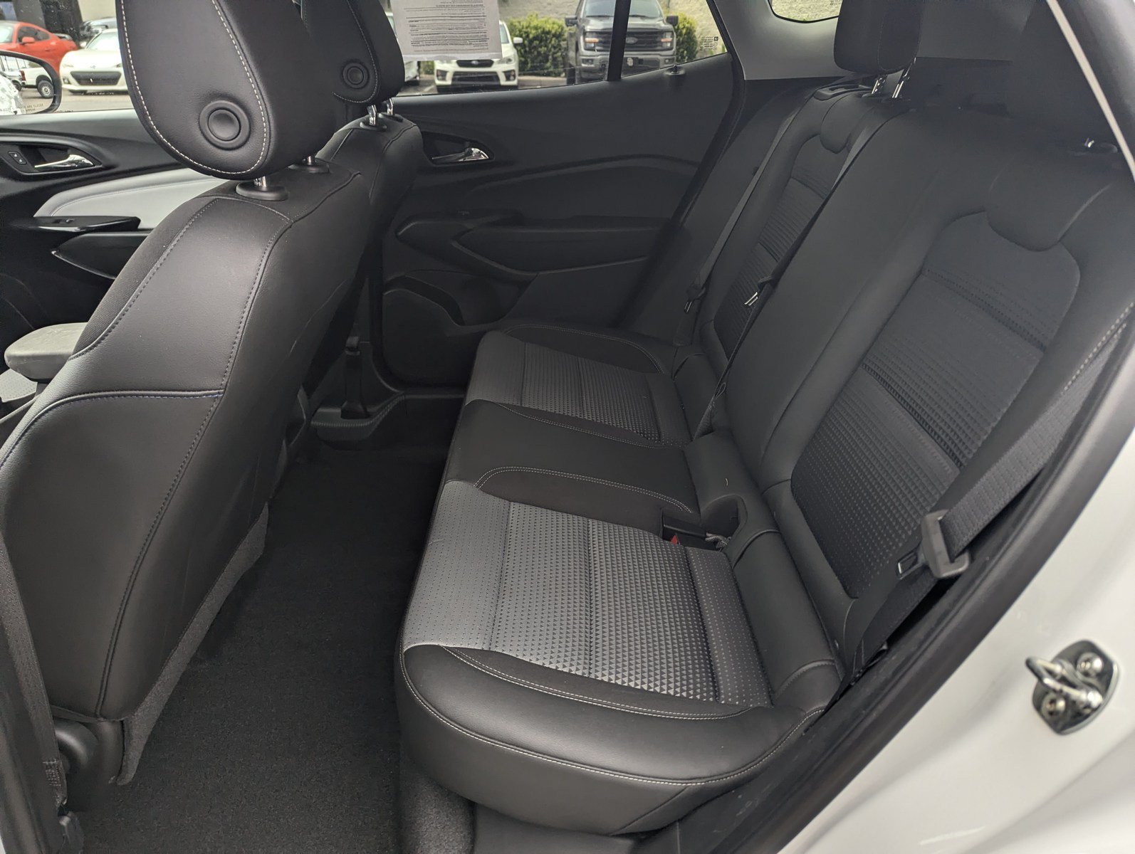 Used 2025 Chevrolet Trax LT FWD image 8