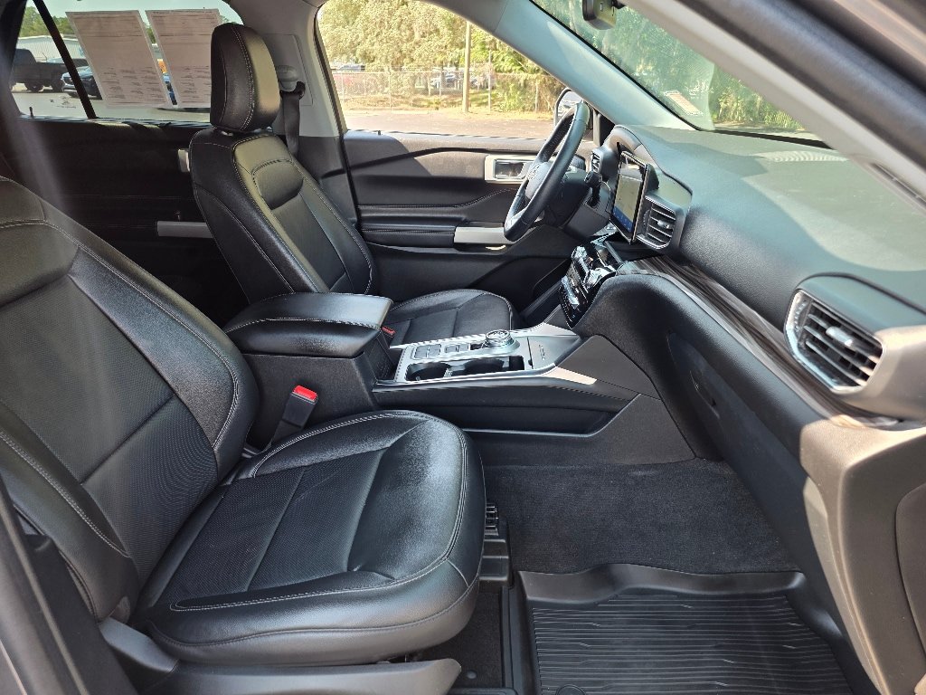 Certified 2022 Ford Explorer Limited w/ Equipment Group 301A RWD image 15