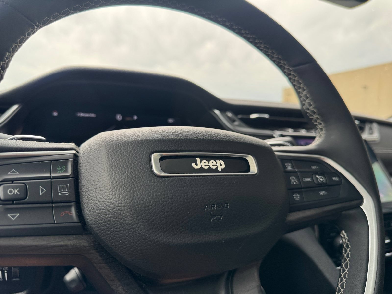 Used 2025 Jeep Grand Cherokee L Limited w/ Luxury Tech Group II AWD/4WD image 33