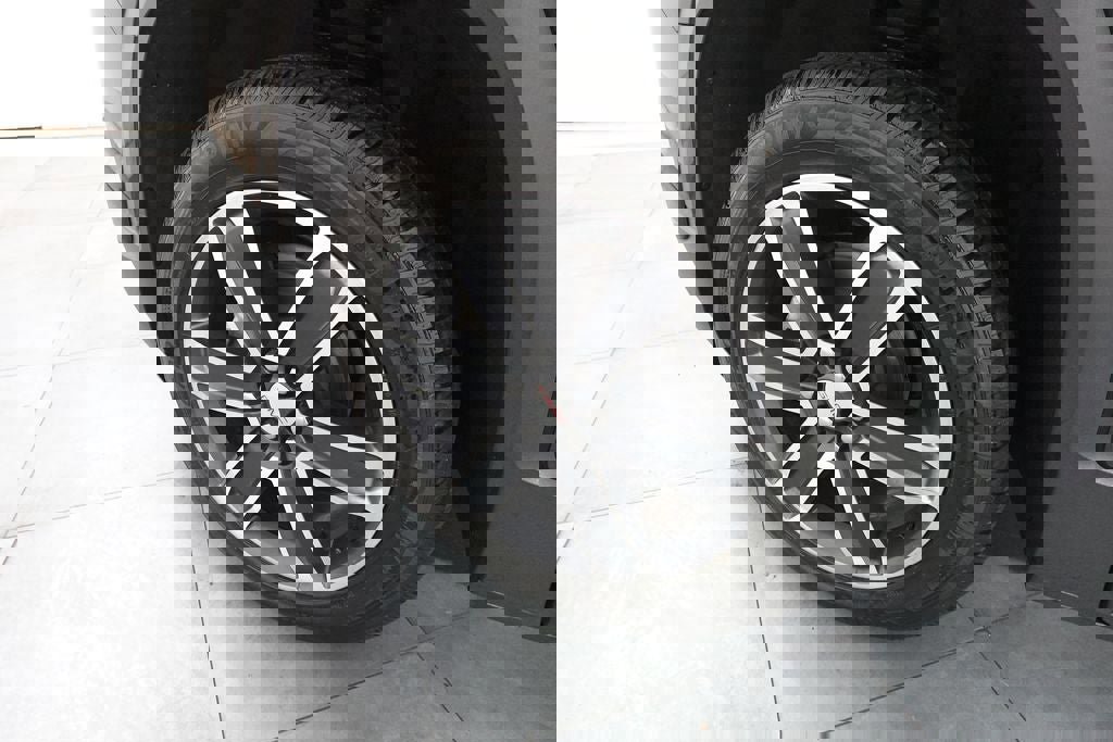 Used 2023 GMC Acadia SLT w/ Technology Package image 34