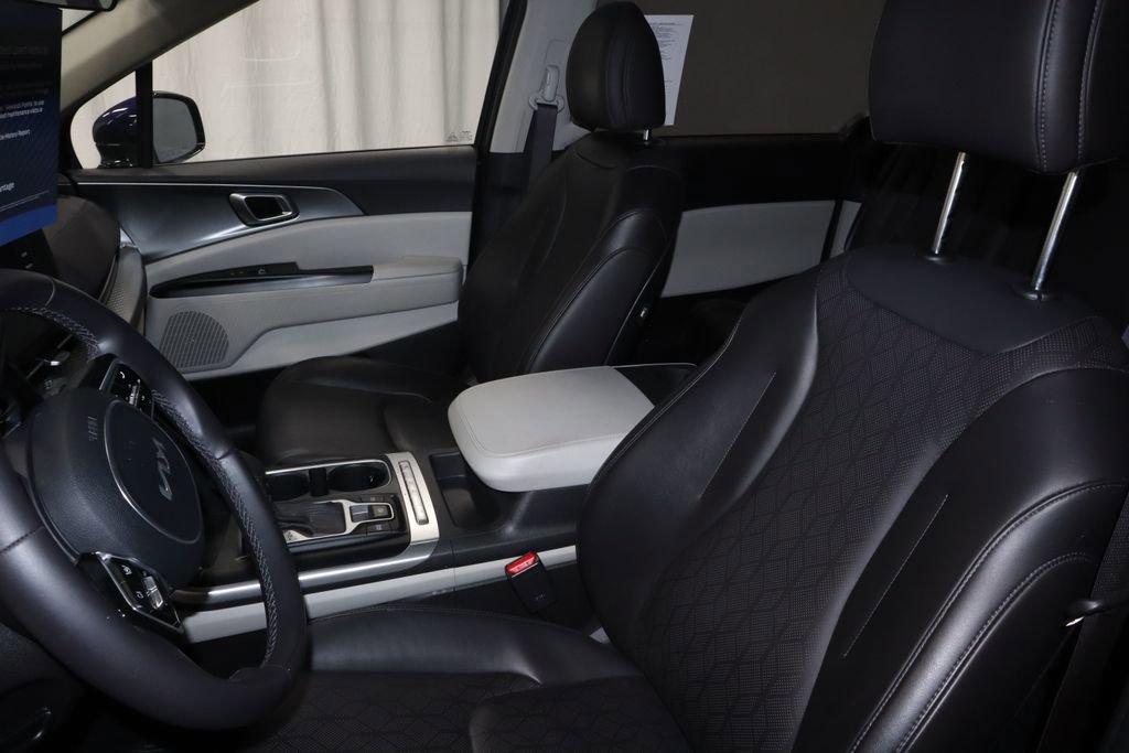 Used 2024 Kia Carnival LX FWD image 25
