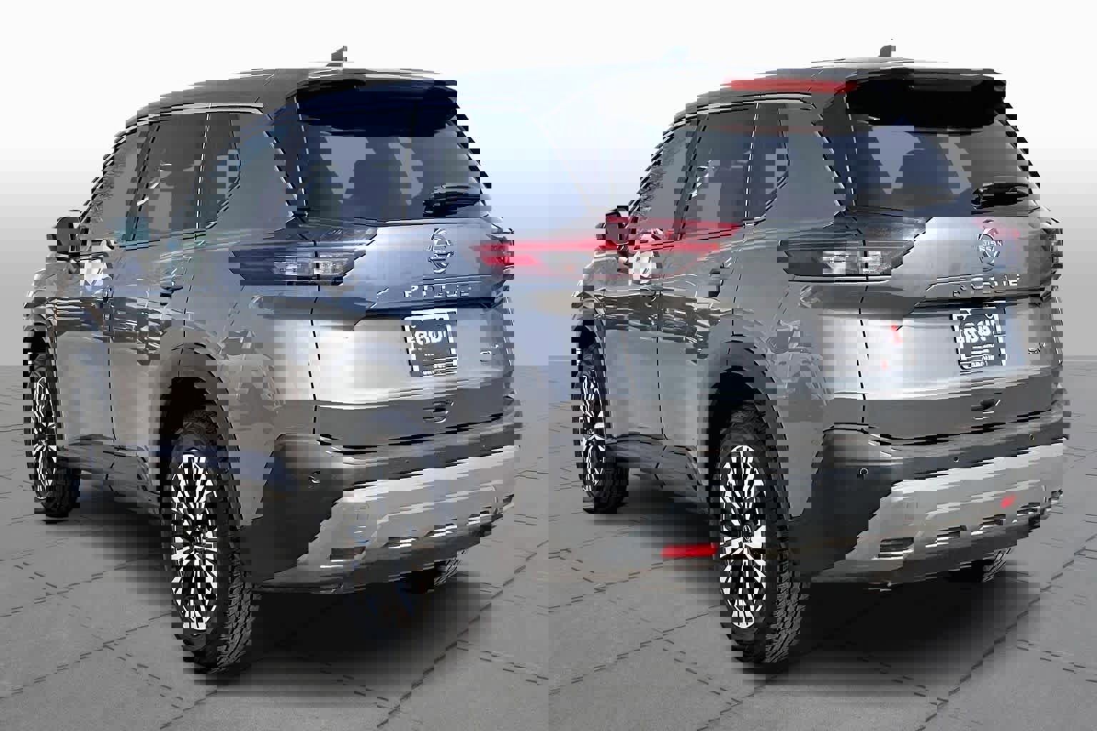 Used 2023 Nissan Rogue SV image 2