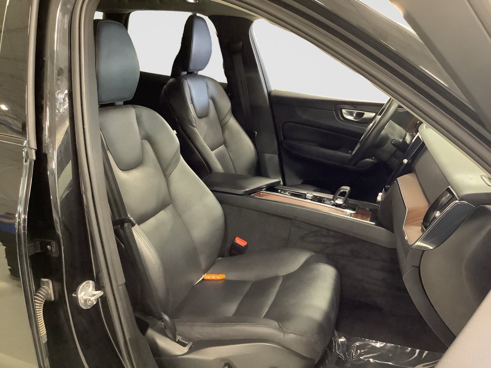 Used 2024 Volvo XC60 B5 Plus w/ Protection Package Premier AWD/4WD image 18
