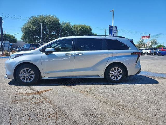 Used 2021 Toyota Sienna XLE FWD image 2