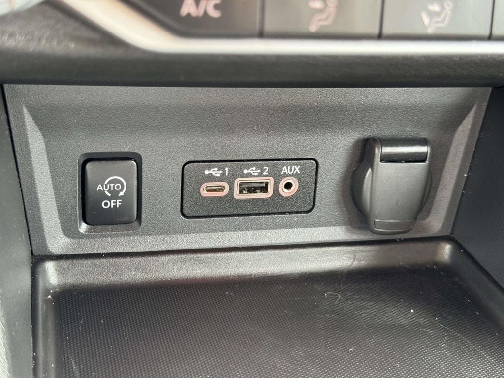 Used 2025 Nissan Sentra SV FWD image 9