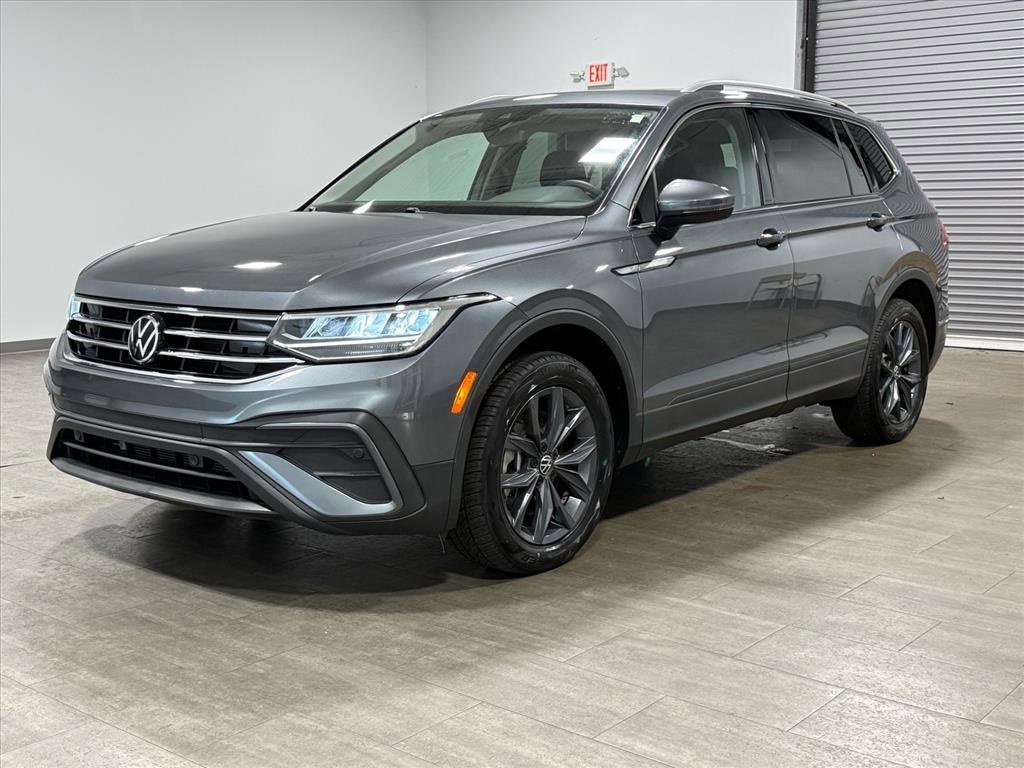 Used 2023 Volkswagen Tiguan SE w/ Panoramic Sunroof Package image 8