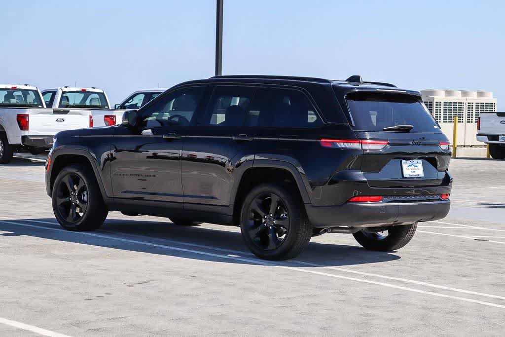 Used 2023 Jeep Grand Cherokee Altitude RWD image 6