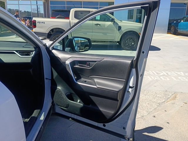 Used 2021 Toyota RAV4 LE image 15