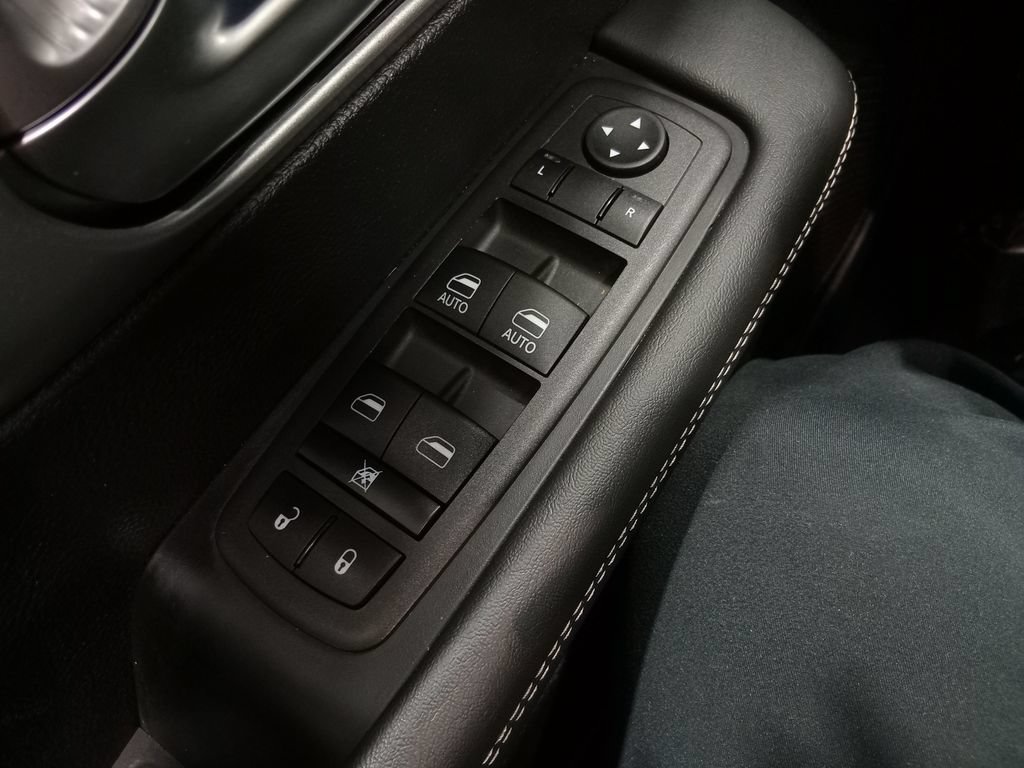 Used 2024 Chrysler Pacifica Limited FWD image 17