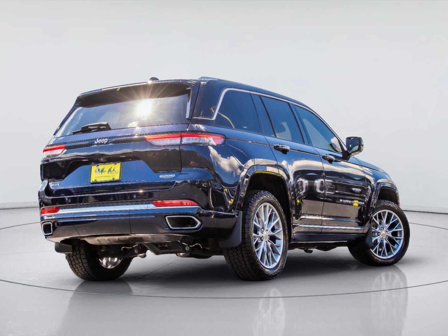 Used 2023 Jeep Grand Cherokee Summit w/ Luxury Tech Group V AWD/4WD image 4