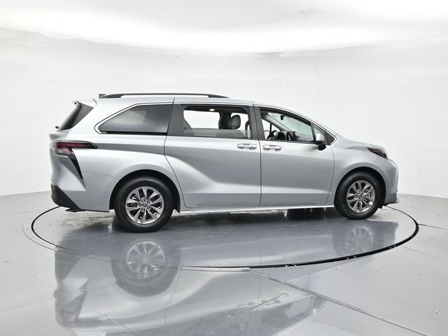 Used 2025 Toyota Sienna XLE FWD image 2