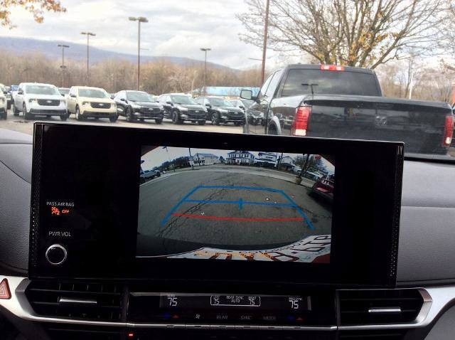 Used 2025 Toyota Sienna XLE image 28