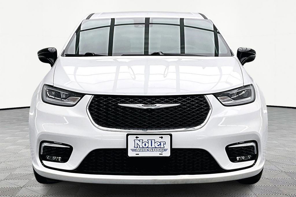 Used 2025 Chrysler Pacifica Select image 6