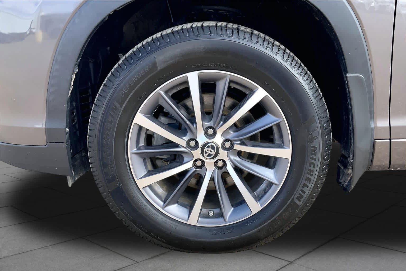 Used 2017 Toyota Highlander XLE AWD/4WD image 11