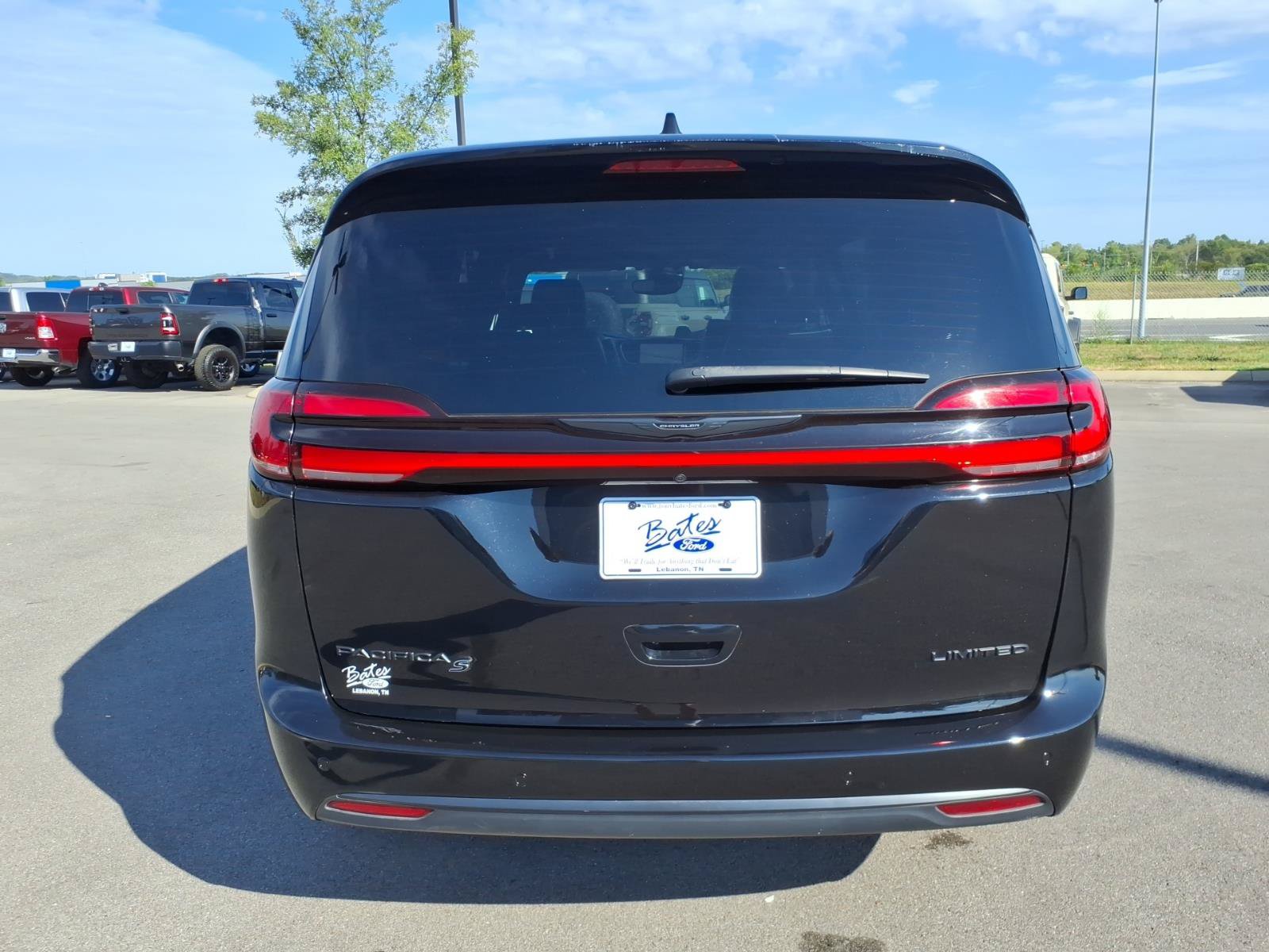Used 2025 Chrysler Pacifica Limited FWD image 4