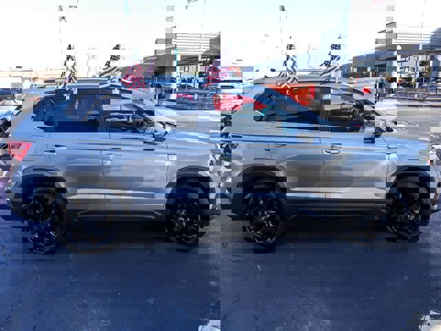 Used 2023 Volkswagen Taos SE w/ Black Wheel Package image 11