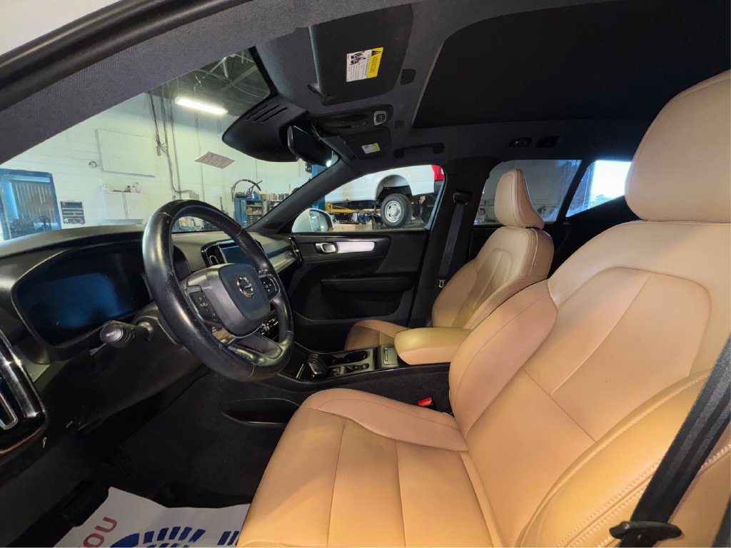 Used 2020 Volvo XC40 T5 Momentum w/ Protection Package AWD/4WD image 12