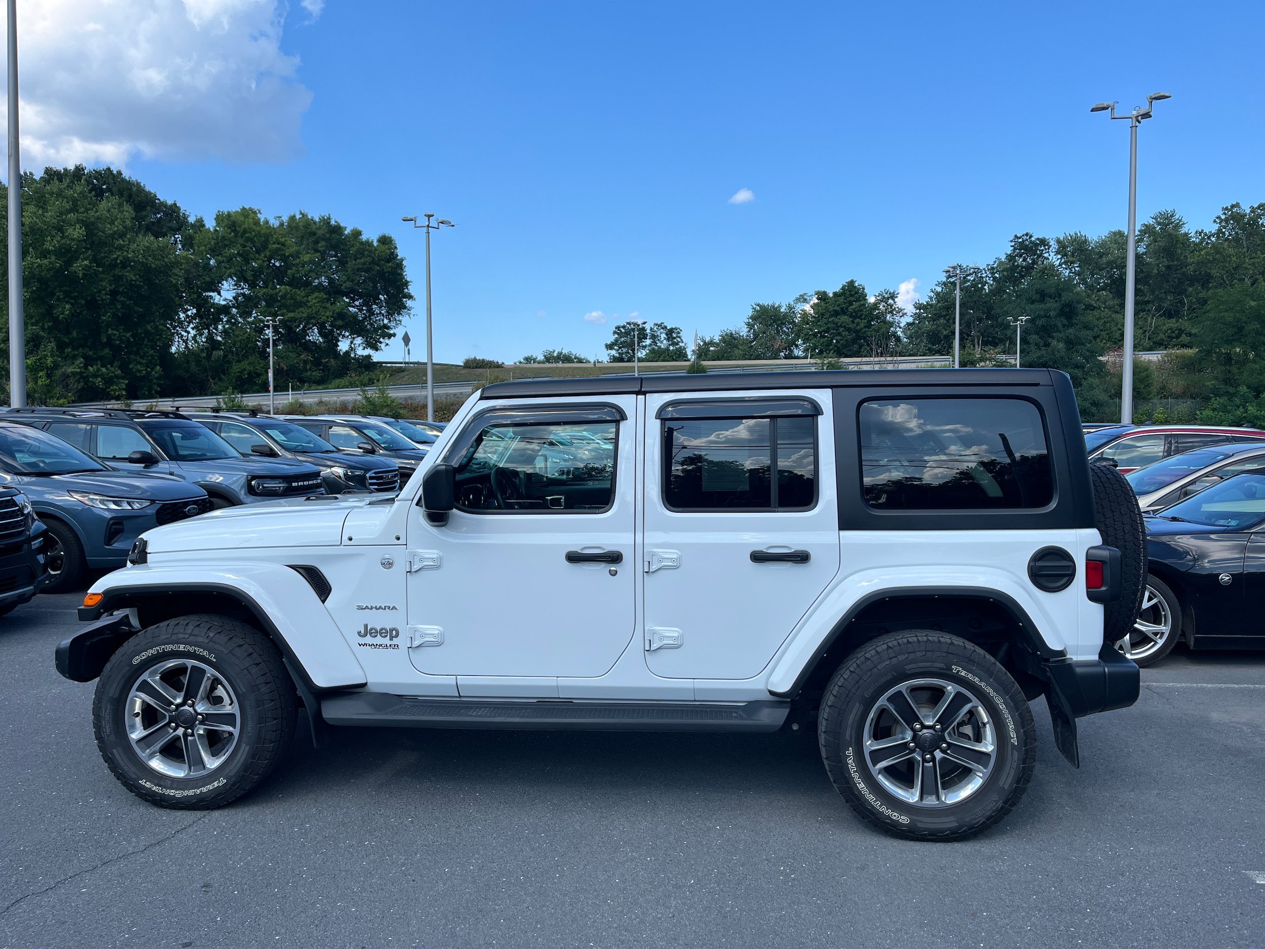 Used 2022 Jeep Wrangler Unlimited Sahara w/ Cold Weather Group AWD/4WD image 7