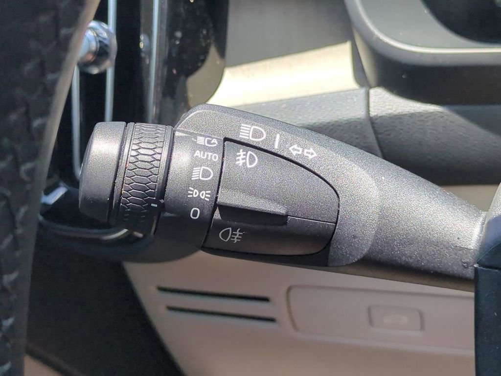 Used 2024 Volvo XC40 B5 Plus w/ Protection Package Premier image 29