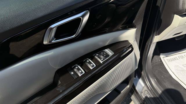 Used 2023 Kia Carnival EX FWD image 9