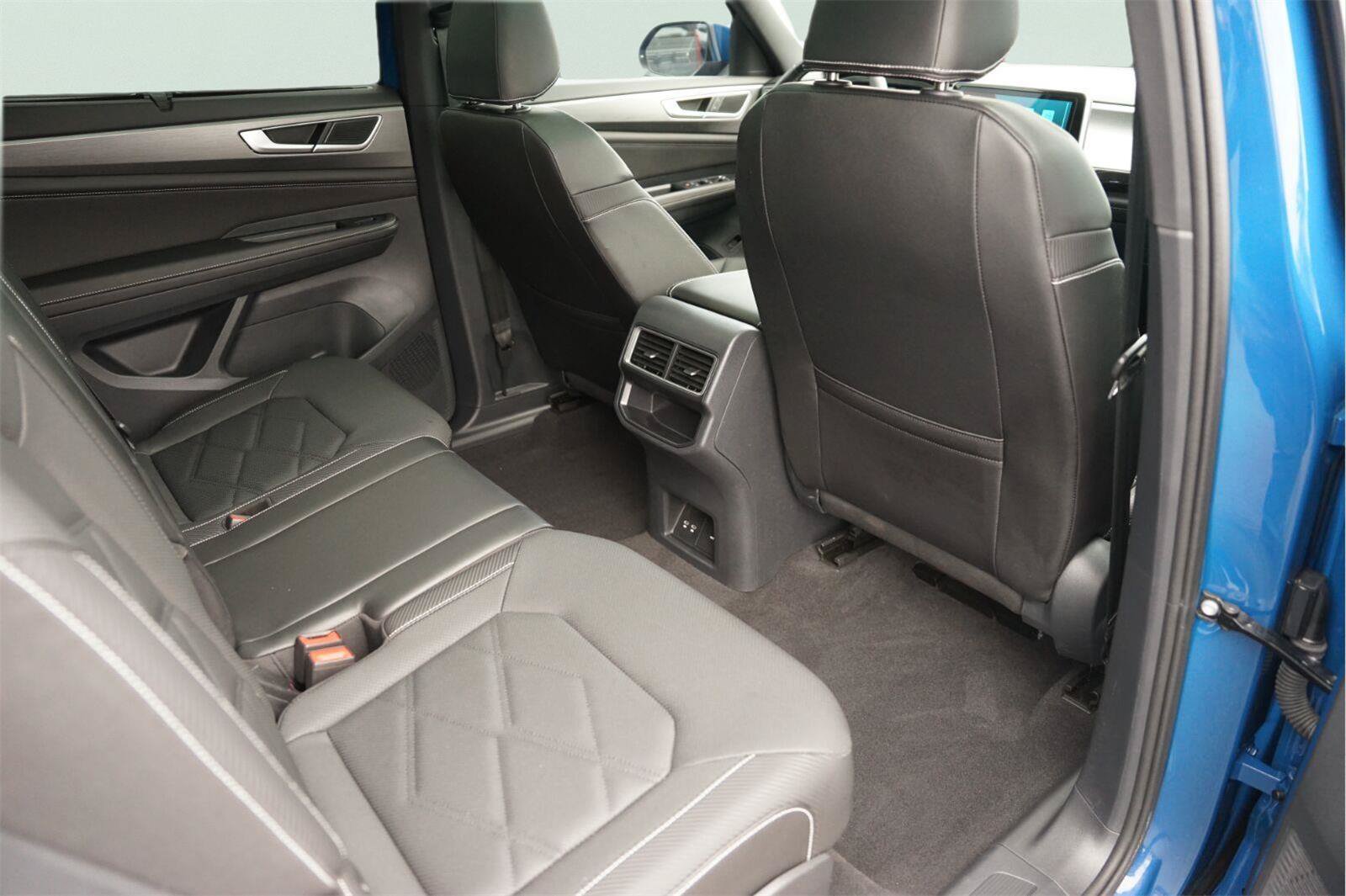 Used 2025 Volkswagen Atlas Cross Sport SE FWD image 15