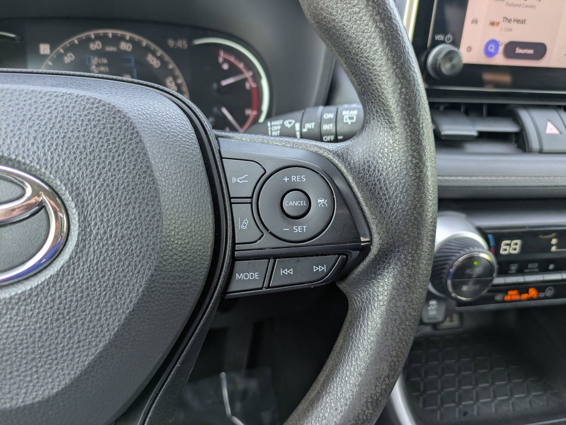 Used 2023 Toyota RAV4 XLE FWD image 29