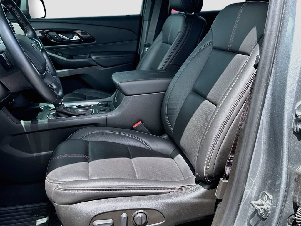 Used 2023 Chevrolet Traverse RS FWD image 20