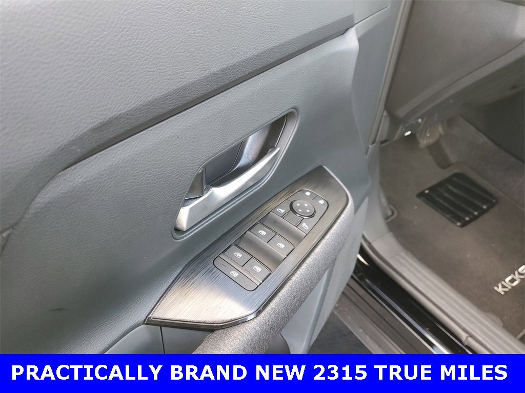 Used 2025 Nissan Kicks SV image 15