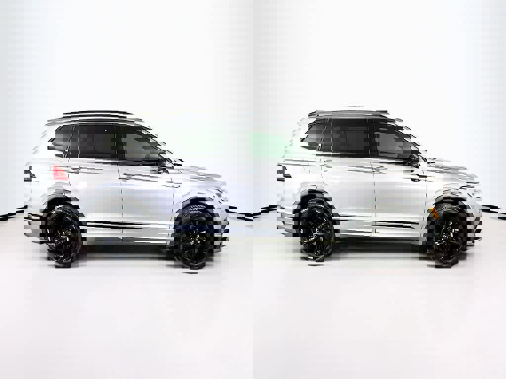 Used 2023 Volkswagen Tiguan SE R-Line image 7