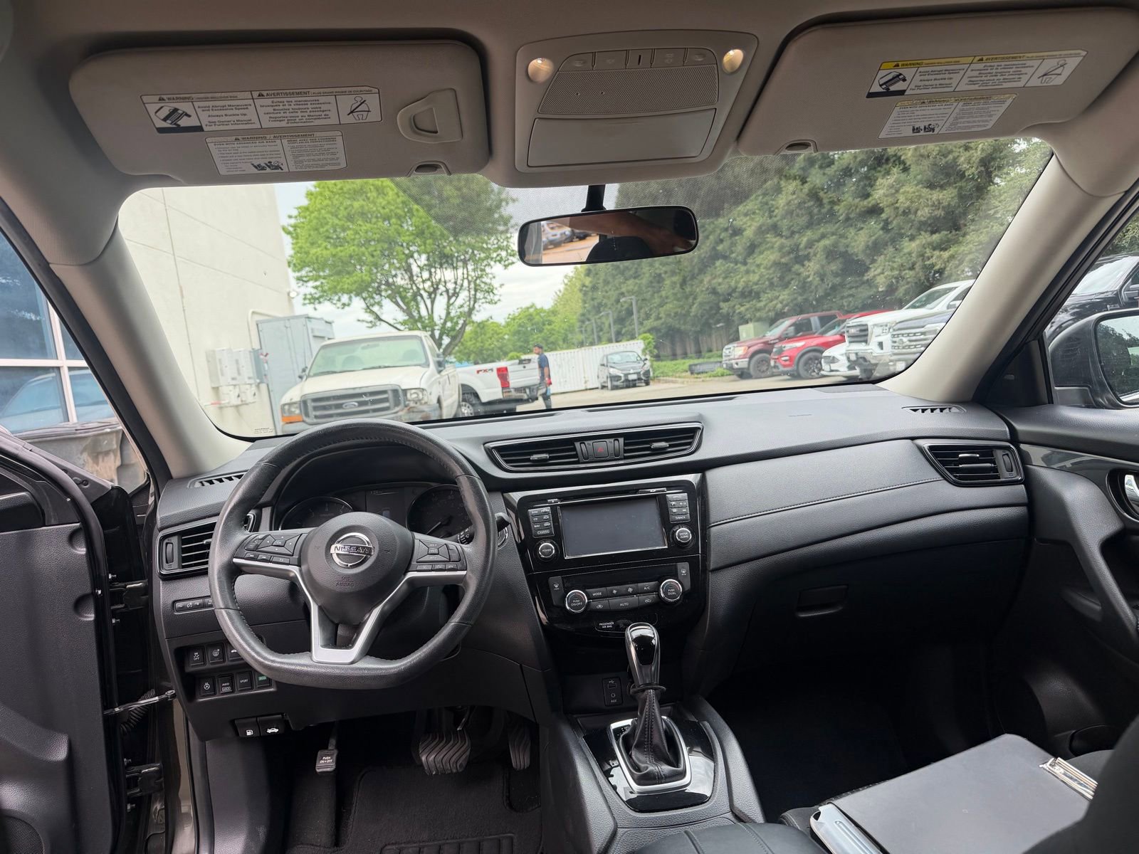 Used 2017 Nissan Rogue SV w/ SV Premium Package image 11