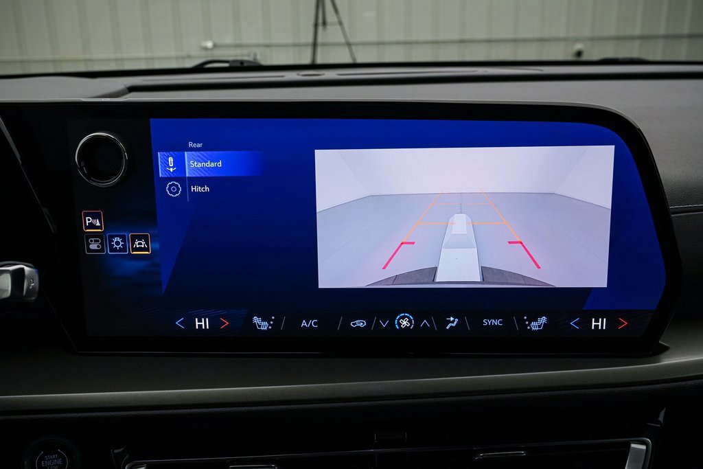 Used 2025 Chevrolet Traverse LT image 16