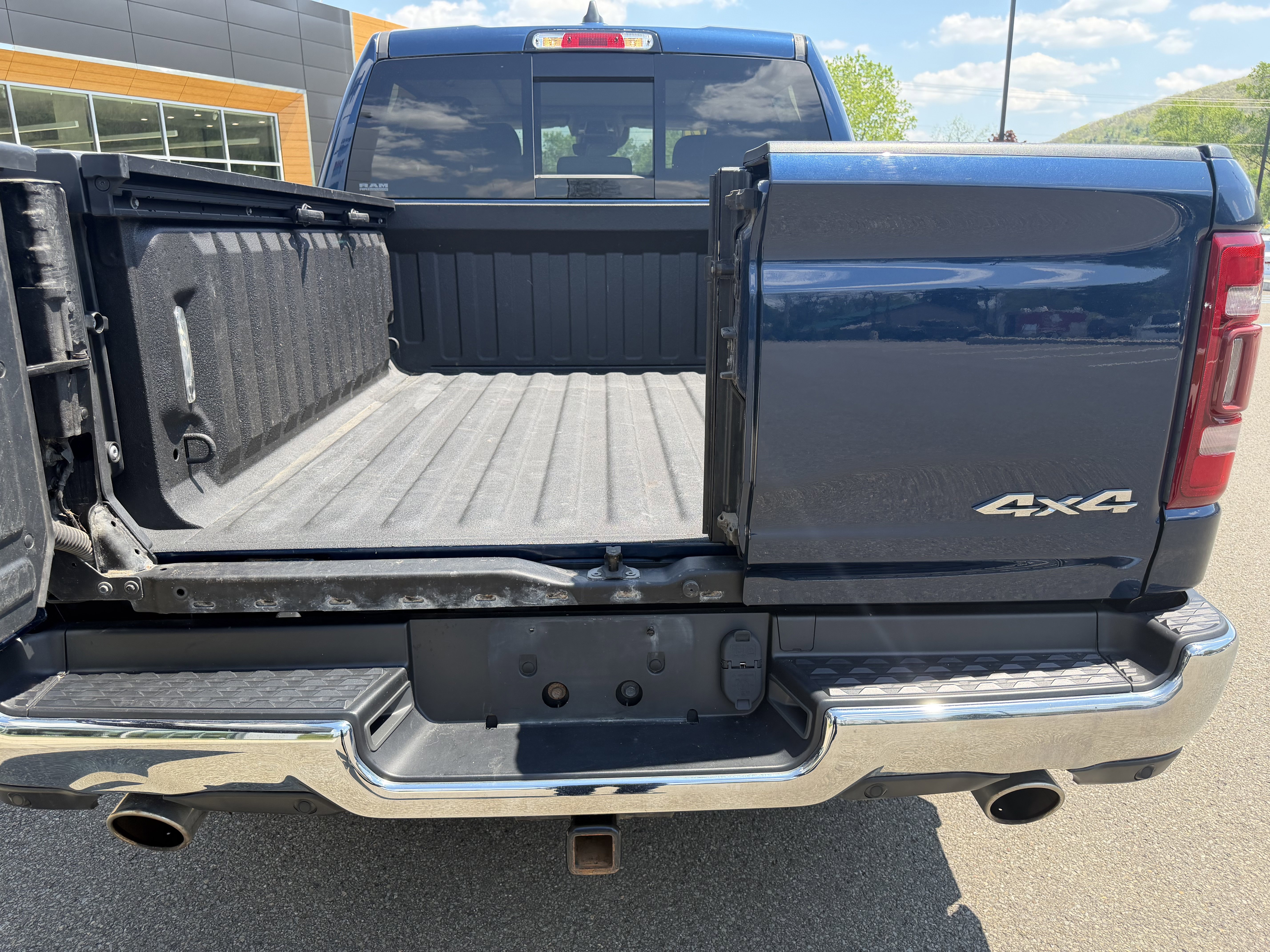Used 2020 RAM 1500 Laramie AWD/4WD image 15