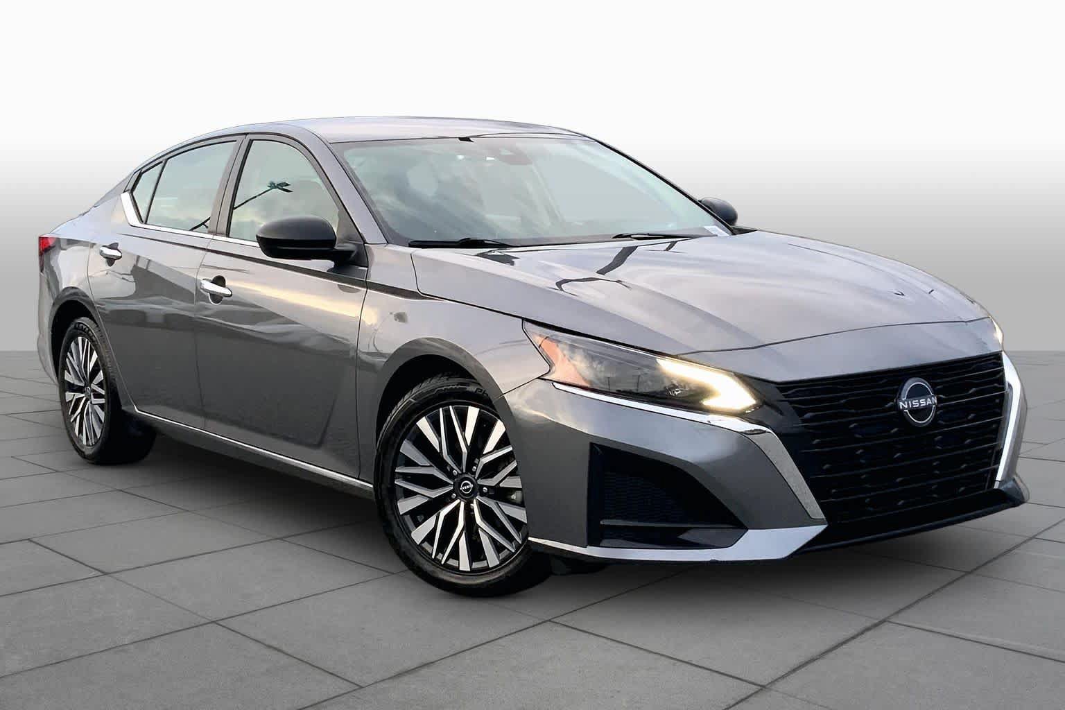 Used 2024 Nissan Altima 2.5 SV FWD image 3